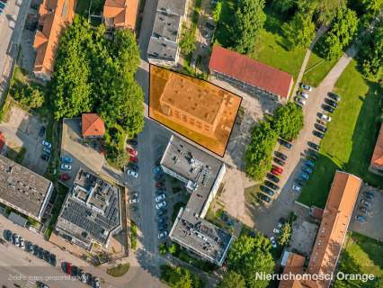 Budynek biurowy z parkingiem w centrum miasta