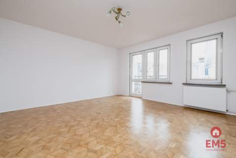 Wysoki parter z balkonem