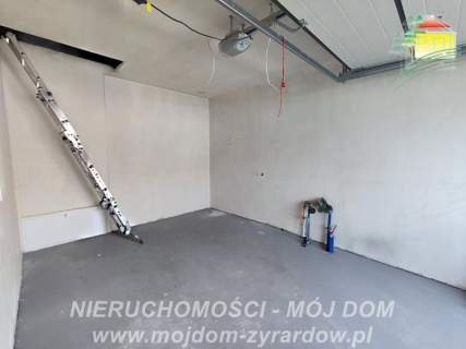 Dom w stanie deweloperskim, spokojna okolica.
