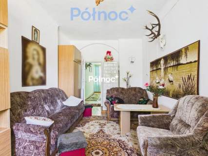 Zabytkowa kamienica w Rajgrodzie nieopodal jeziora