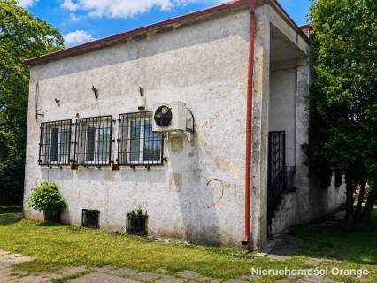 Budynek blisko centrum handlowo-usługowego miejscowości.