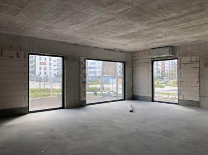 Duży lokal z placem zabaw przy metro Mińska