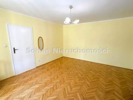 300 m od Metra Racławicka,