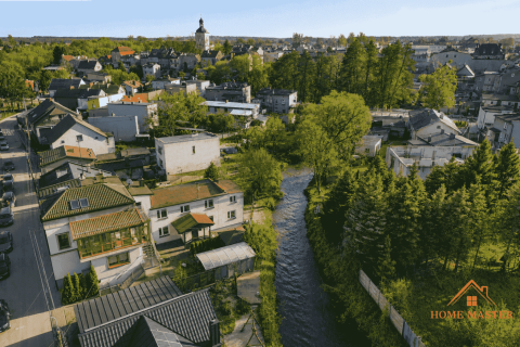 z linią brzegową rzeki Wel