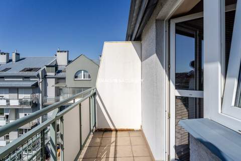 Dwupoziomowe mieszkanie z tarasem i balkonem.