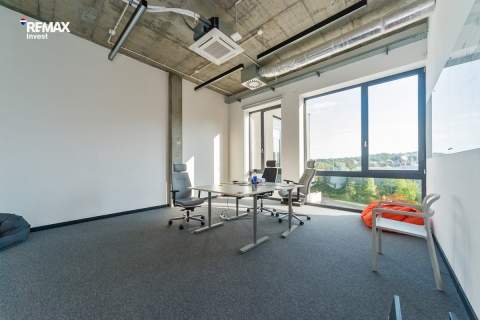 Nowoczesna siedziba firmy 360 m i parking