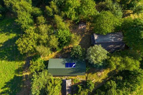 DREWNIANY DOM PO GRUNTOWNYM REMONCIE NA 1,35 HA -