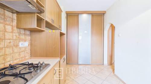 Kawalerka 41,86m z osobną kuchnią i loggią.