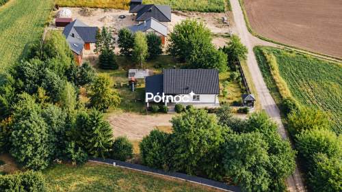 Nowoczesny dom o powierzchni 176 m z zadbaną działką Hru