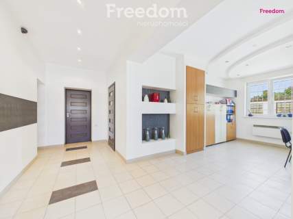 Na wynajem hala 700m2 z pomieszczeniami biurowymi
