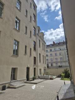 Duży lokal usługowy w centrum w kamienicy premium