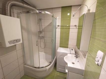 Wynajmę jasną kawalerkę, Księżycowa 2