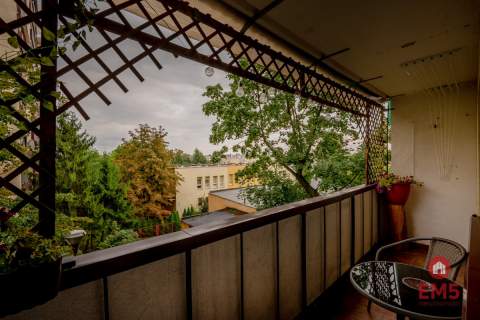 Trzy pokoje, duży balkon, do wejścia.
