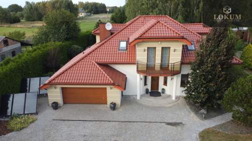 REZYDENCJA Z BASENEM W GRUSZEWNI 
