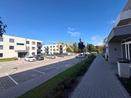 Wysoki standard Ogródek Urządzone Parking Komórka lo