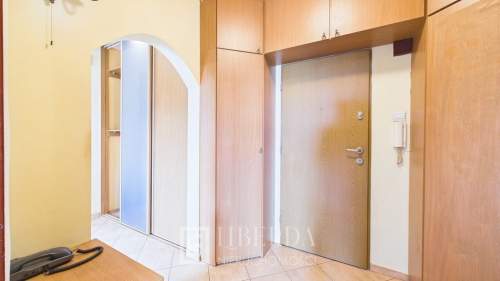 Kawalerka 41,86m z osobną kuchnią i loggią.