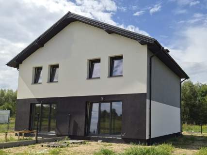 Połowa bliźniaka w pobliżu lasu i rzeki