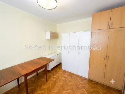 300 m od Metra Racławicka,