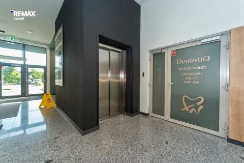 Nowoczesna siedziba firmy 360 m i parking
