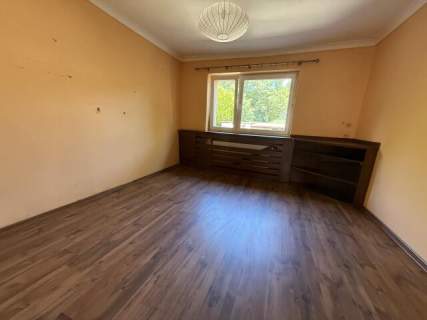 Przestronny bliźniak z 7 pokojami i 2 garażami-blisko centrum...
