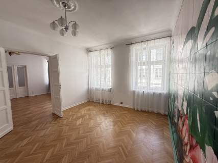 Cztery pokoje mieszkanie w przedwojennej kamienicy