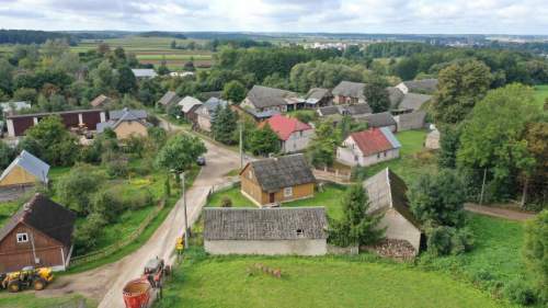 Drewniany dom z dodatkową działką