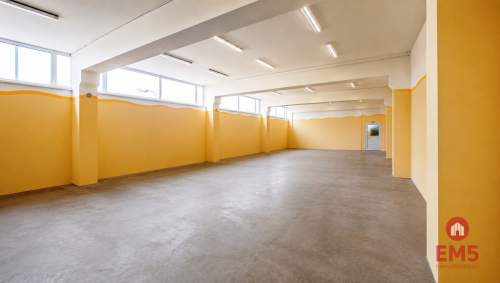 Magazyn z windą towarową 490 m2