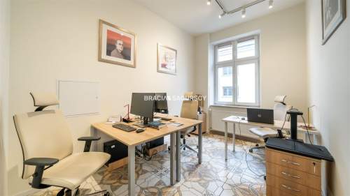Lokale biurowe w kamienicy po generalnym remoncie 