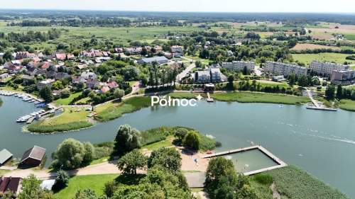 Zabytkowa kamienica w Rajgrodzie nieopodal jeziora
