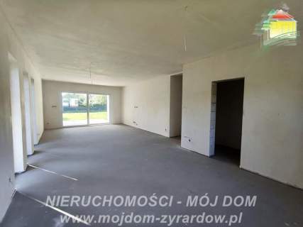 Dom w stanie deweloperskim, spokojna okolica.