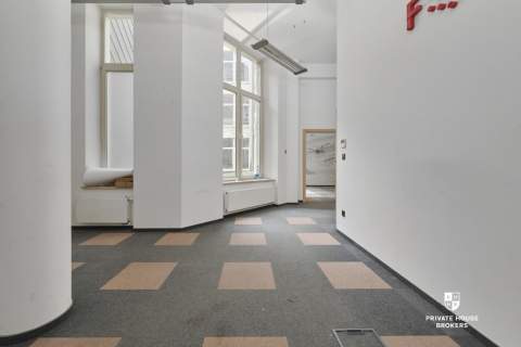 Na wynajem przestronny lokal 260 m2 Rynek 1 piętro