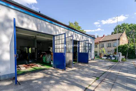 Warsztat samochodowy przy ulicy Wielickiej