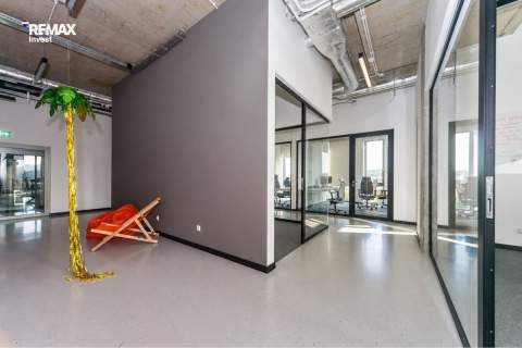 Nowoczesna siedziba firmy 360 m i parking