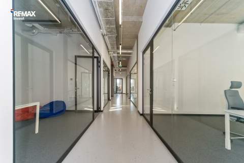 Nowoczesna siedziba firmy 360 m i parking
