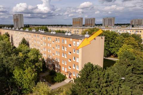 Przy Galerii Plaza, bardzo zadbane, wśród zieleni