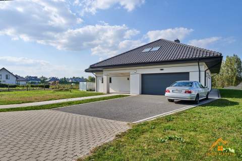 dom przy jeziorze z dużą działką