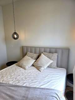 Apartament z balkonem z widokiem na rzekę.