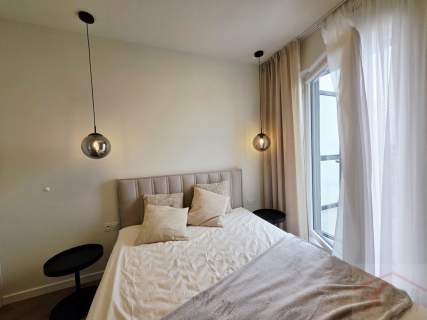 Apartament z balkonem z widokiem na rzekę.