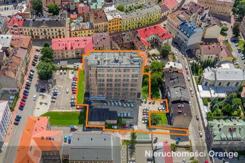 Duży budynek w centrum miasta, w pobliżu Rynku