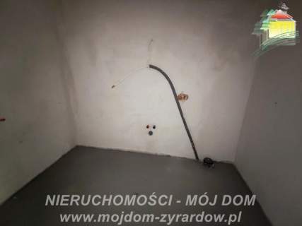 Dom w stanie deweloperskim, spokojna okolica.