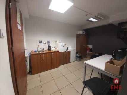 Lokal z witrynami w centrum miasta.