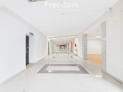 Kompleks Komercyjny 3430 m przy DK9