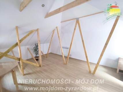 Nowy, parterowy z bala w otulinie lasu.