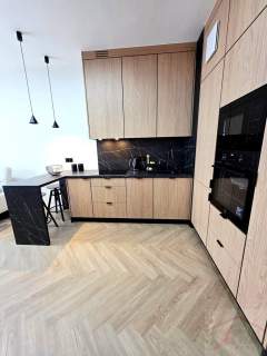 Apartament z balkonem z widokiem na rzekę.
