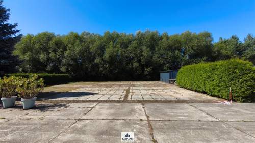 Magazyn z biurem i parkingiem, parter brama