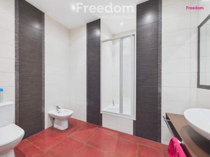 Na wynajem hala 700m2 z pomieszczeniami biurowymi