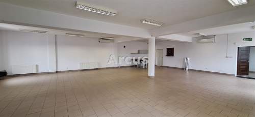 lokal z parkingiem