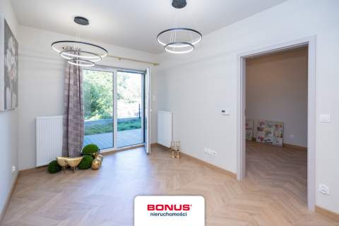 2 pokojowy apartament ogródkiem i parkingiem.
