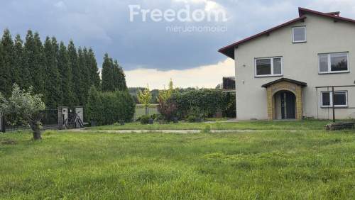 Dom na pięknie zagospodarowanej działce.