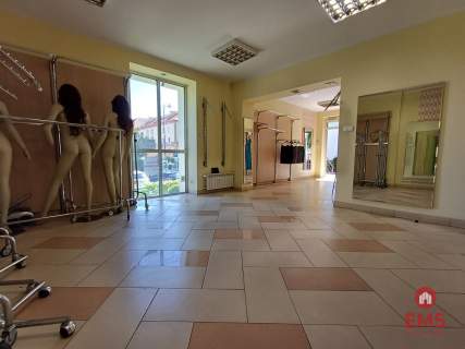 Lokal w sercu miasta z dużymi witrynami